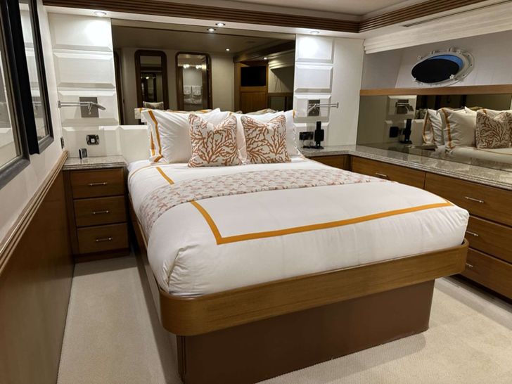 ISLAND GIRL Westport 112 Crewed Motor Yacht Double Cabin - Port ISLAND GIRL Westport 112 Crewed Motor Yacht Double Cabin - Port