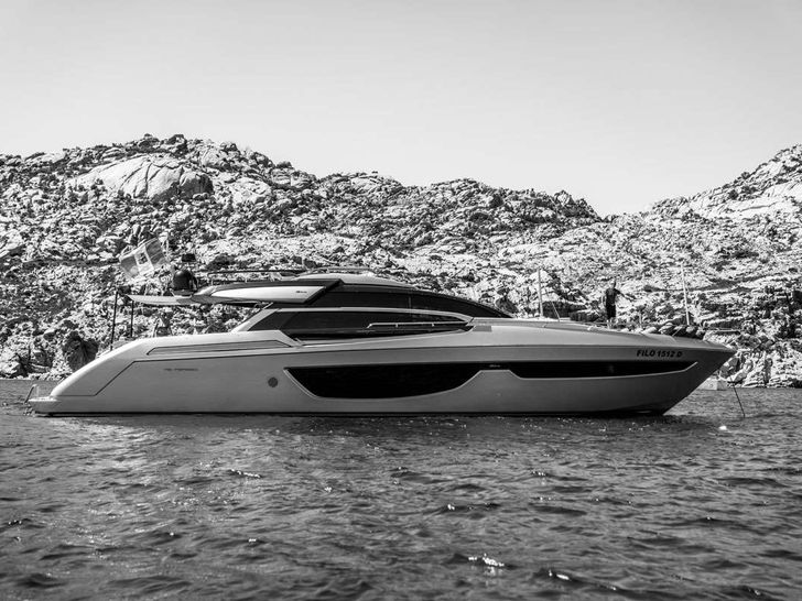 CHILUCE - Riva 76 ft,side profile black and white CHILUCE - Riva 76 ft,side profile black and white