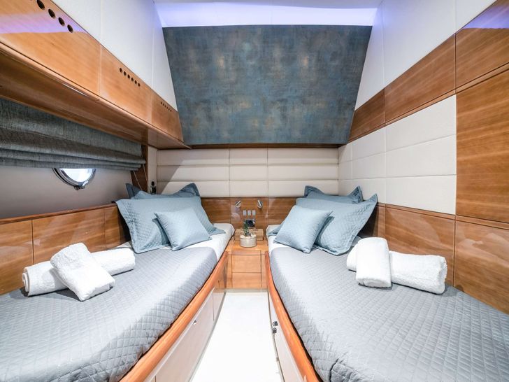 SUMMER THERAPY Aicon 67 - twin cabin SUMMER THERAPY Aicon 67 - twin cabin