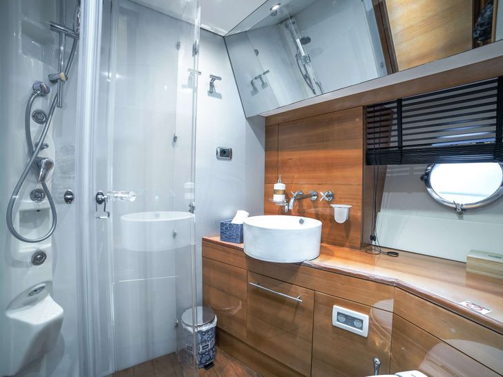 SUMMER THERAPY Aicon 67 - master cabin bathroom SUMMER THERAPY Aicon 67 - master cabin bathroom