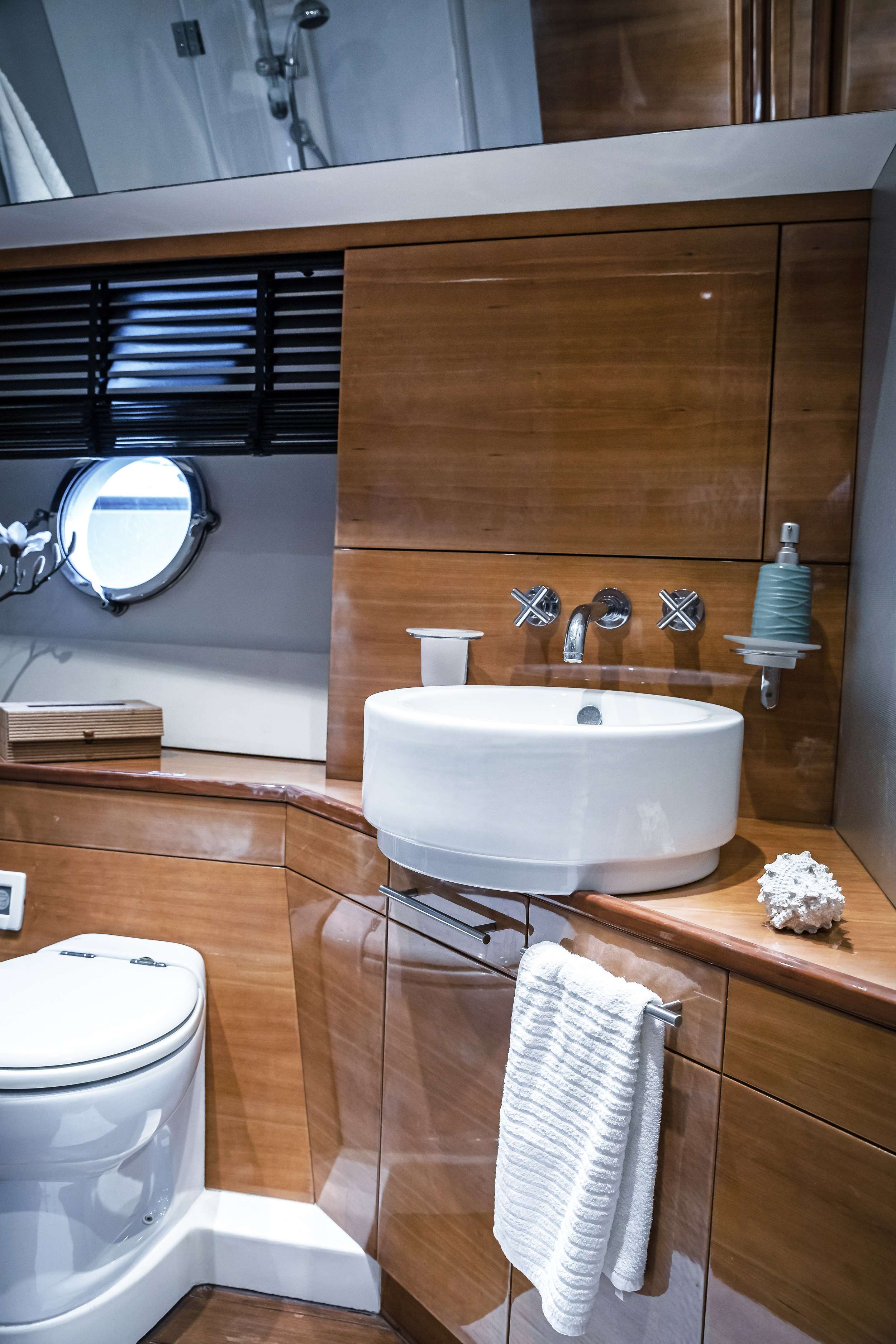 SUMMER THERAPY Aicon 67 - twin cabin bathroom