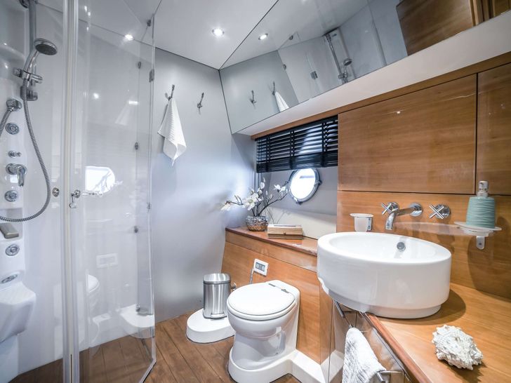 SUMMER THERAPY Aicon 67 - VIP cabin 1 bathroom SUMMER THERAPY Aicon 67 - VIP cabin 1 bathroom