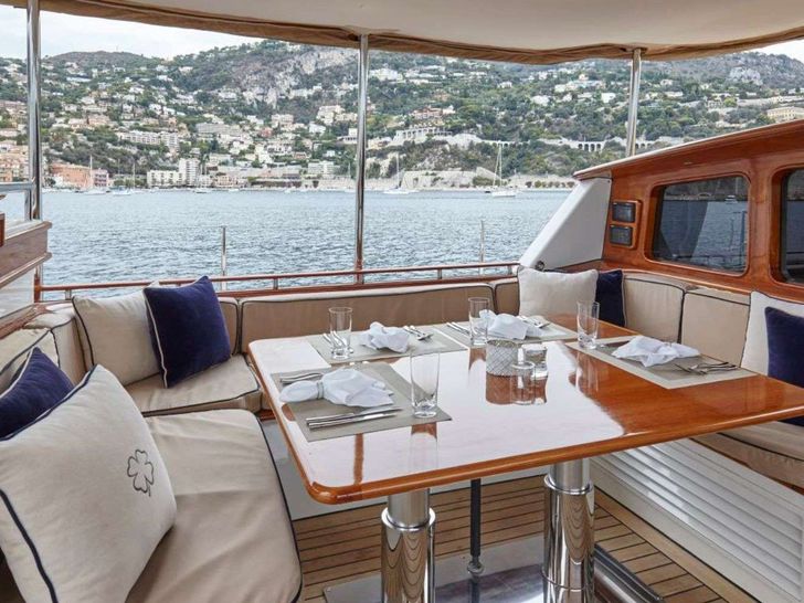 IRELANDA - Alloy Yachts 140 ft,alfresco dining area