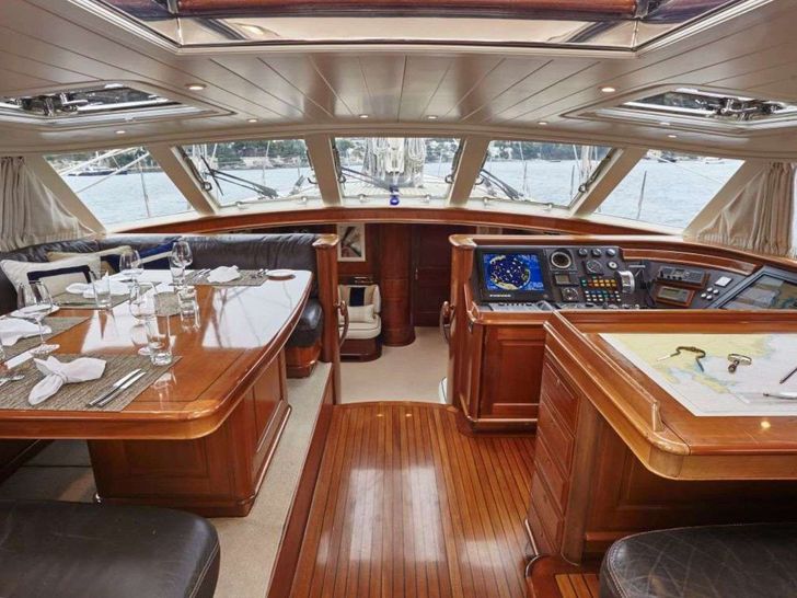 IRELANDA - Alloy Yachts 140 ft,cockpit and indoor dining area