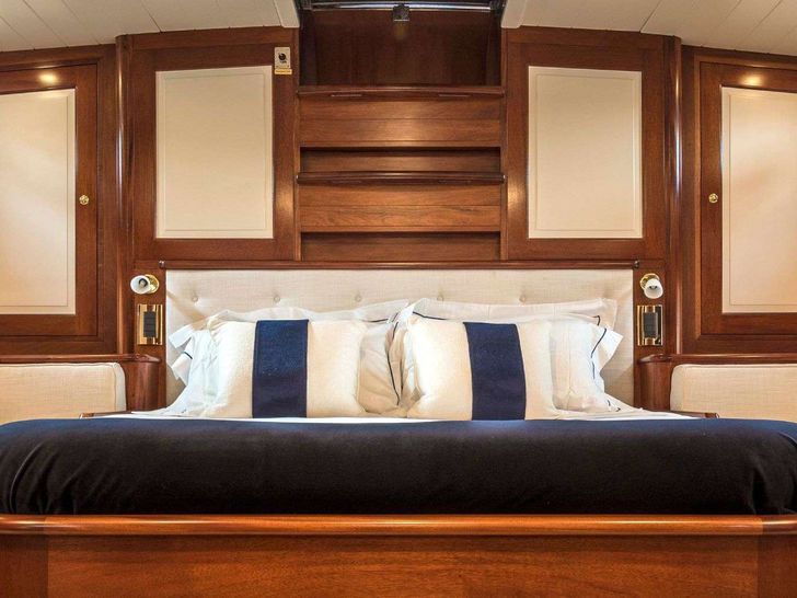 ABUNDANCE Alloy 104 - master cabin bed ABUNDANCE Alloy 104 - master cabin bed