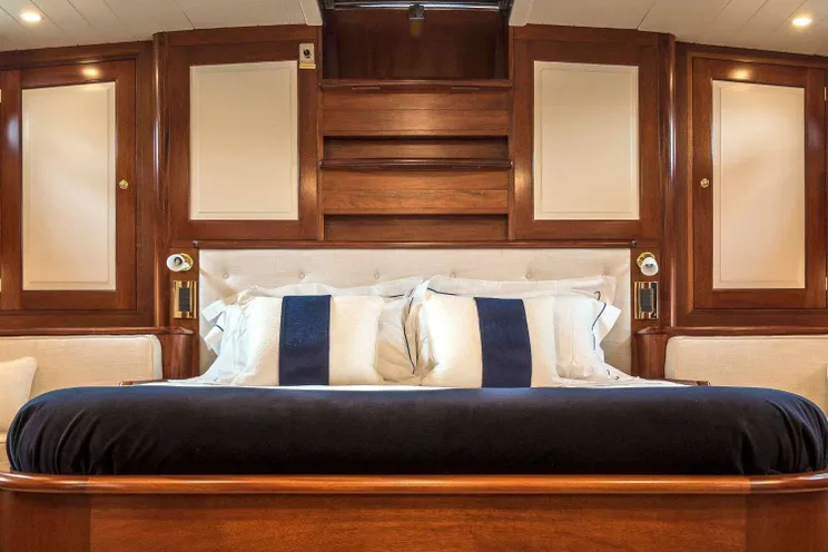 Charter Yacht ABUNDANCE - Alloy 104 - 3 Cabins - Panarea - Moorea - Tahiti - French Polynesia