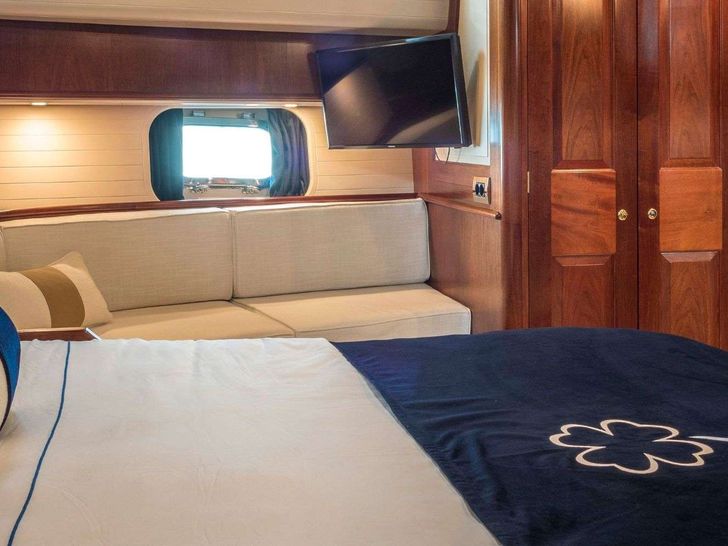 IRELANDA - Alloy Yachts 140 ft,master cabin bed