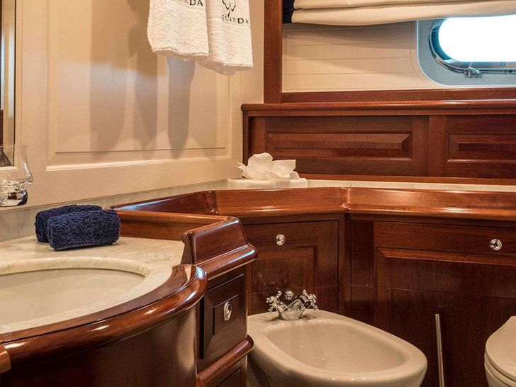 ABUNDANCE Alloy 104 - master cabin bathroom ABUNDANCE Alloy 104 - master cabin bathroom