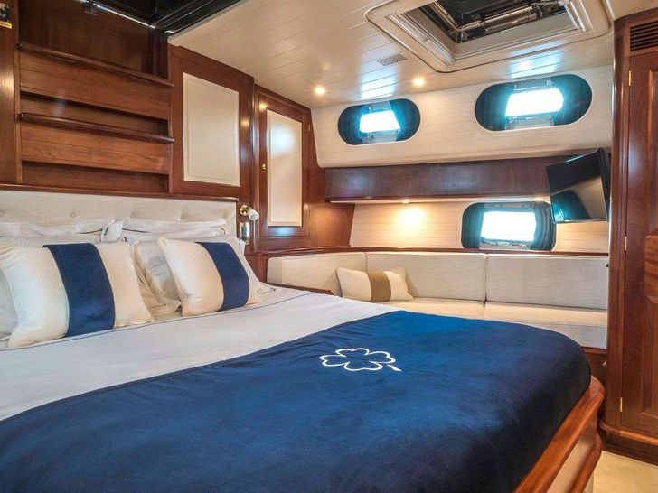 IRELANDA - Alloy Yachts 140 ft,master cabin bed