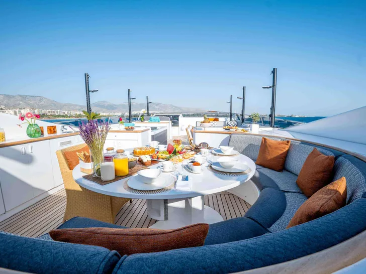 MOBIUS Cantieri di Pisa Akhir 125 - sundeck alfresco dining area MOBIUS Cantieri di Pisa Akhir 125 - sundeck alfresco dining area