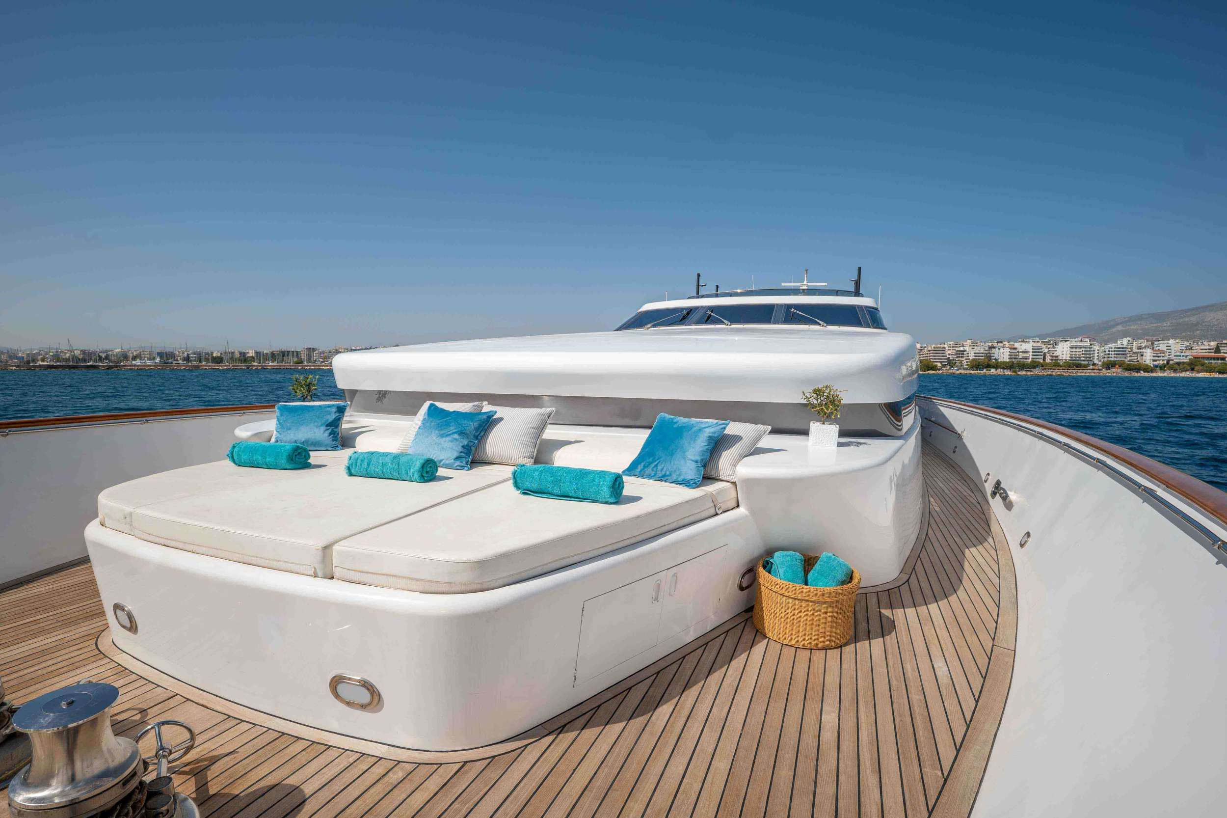 MOBIUS Cantieri di Pisa Akhir 125 - foredeck sunbathing area