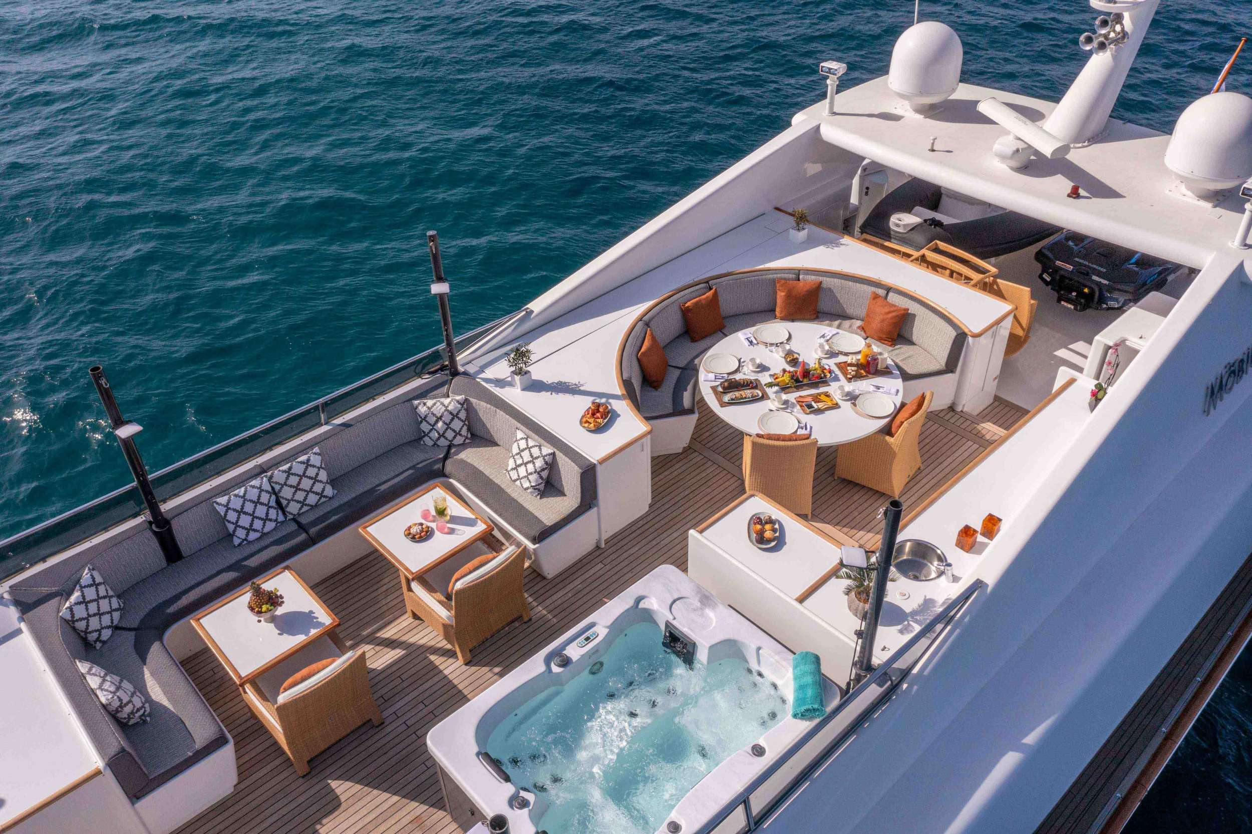 MOBIUS Cantieri di Pisa Akhir 125 - sundeck