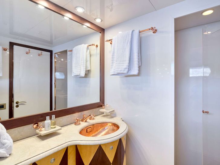 MOBIUS - Cantieri di Pisa,Italy 38 m,double cabin private bathroom