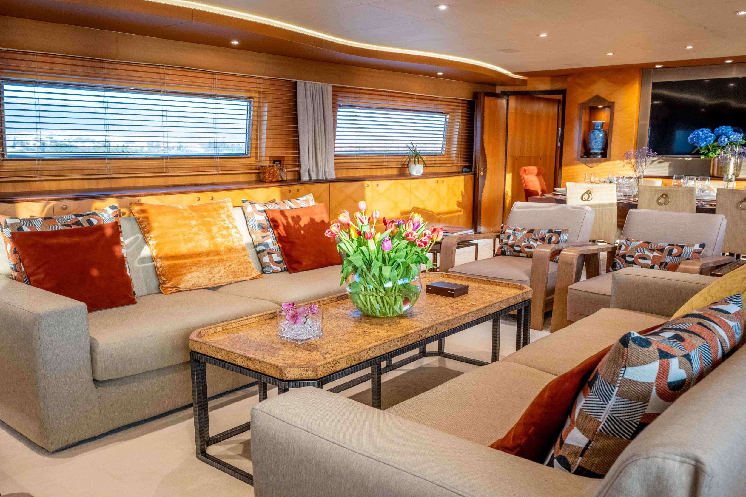 MOBIUS Cantieri di Pisa Akhir 125 - saloon lounge