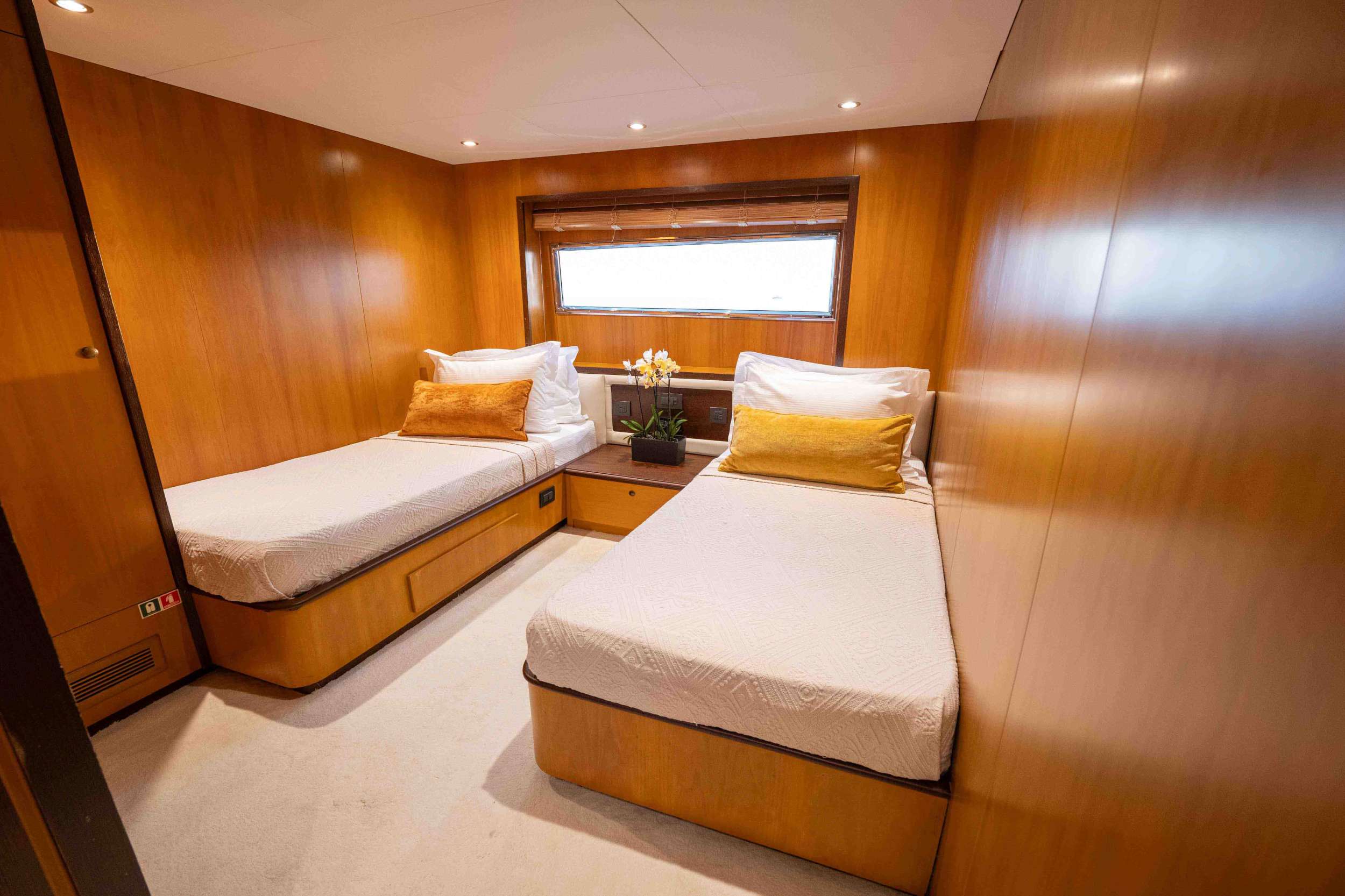 MOBIUS Cantieri di Pisa Akhir 125 - twin cabin 2