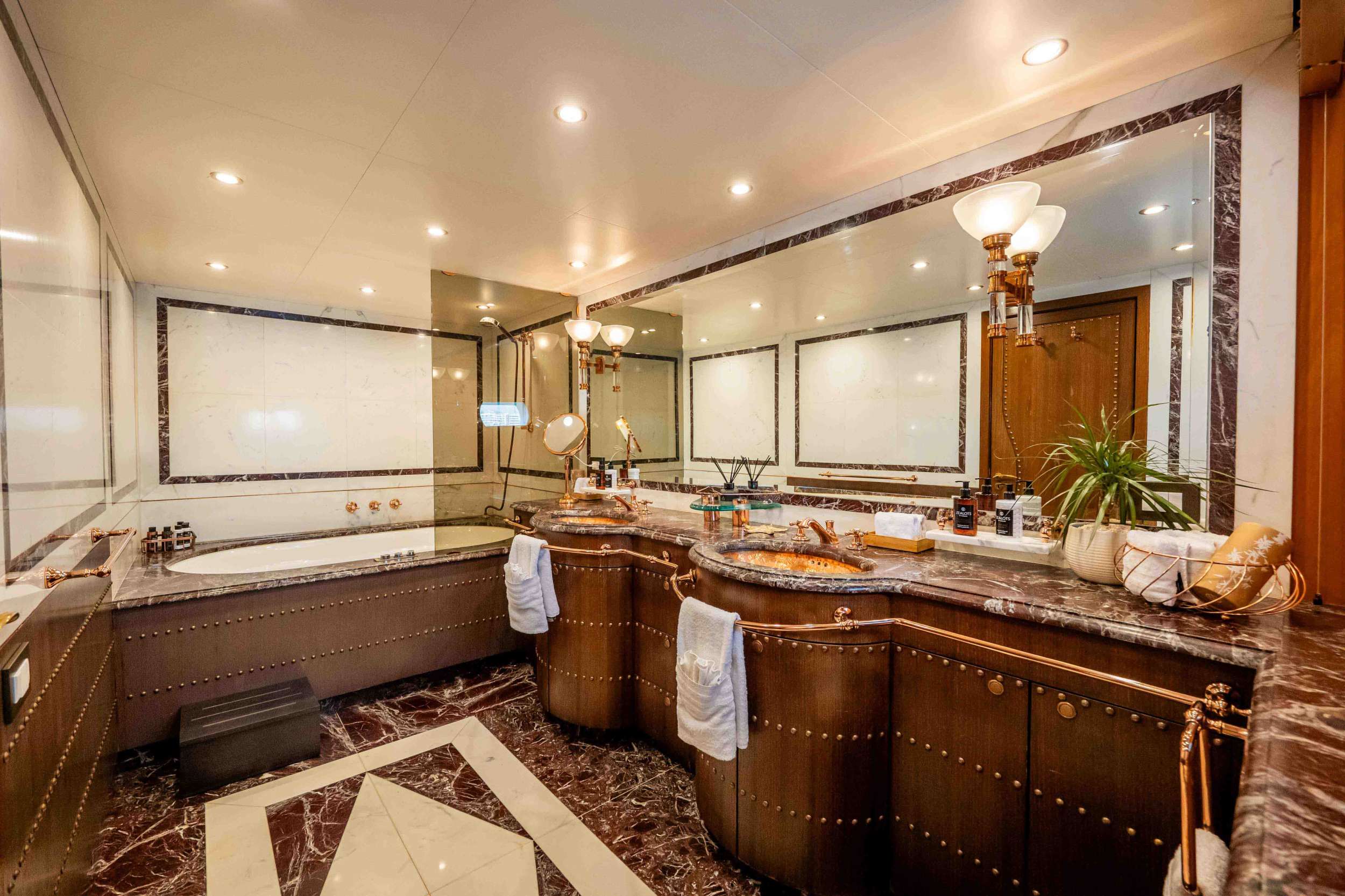 MOBIUS Cantieri di Pisa Akhir 125 - master cabin bathroom