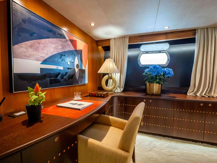 MOBIUS Cantieri di Pisa Akhir 125 - master cabin office MOBIUS Cantieri di Pisa Akhir 125 - master cabin office