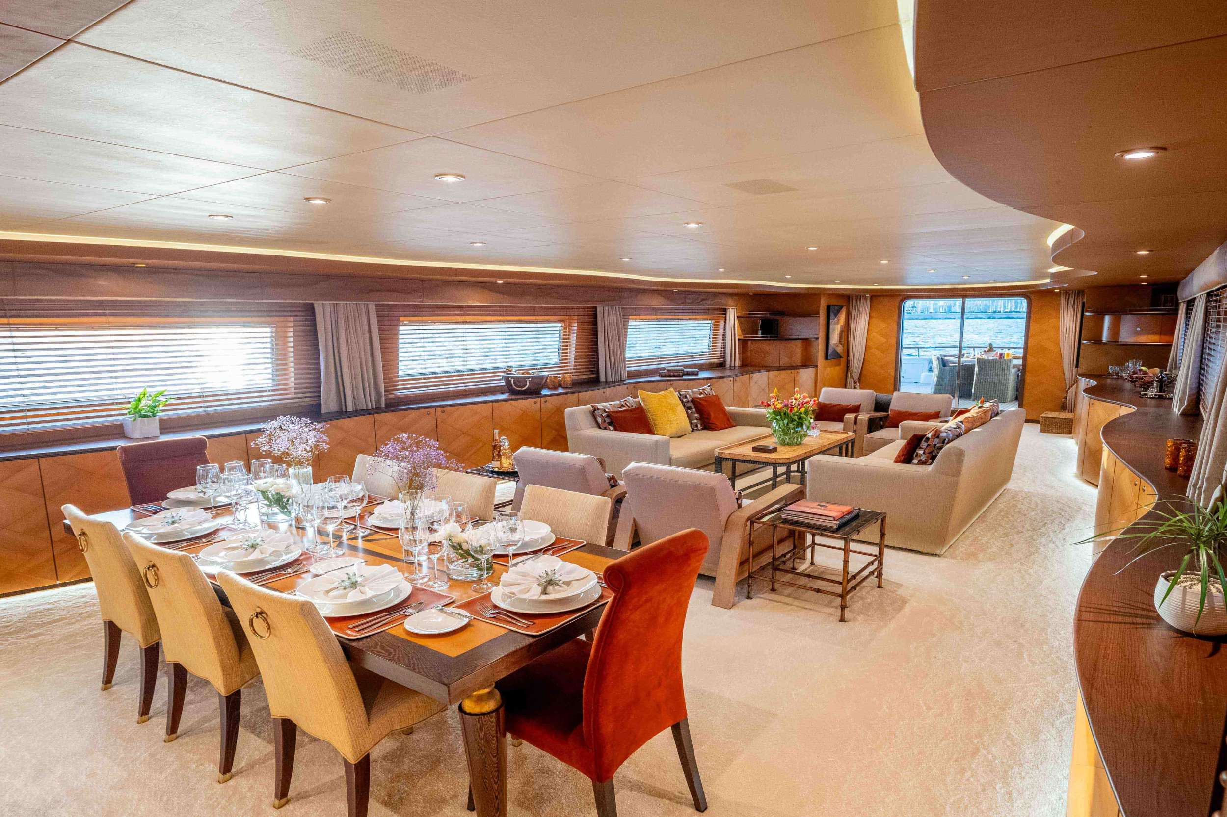 MOBIUS Cantieri di Pisa Akhir 125 - saloon dining area
