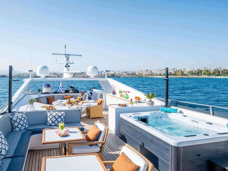 MOBIUS Cantieri di Pisa Akhir 125 - sundeck lounge and jacuzzi MOBIUS Cantieri di Pisa Akhir 125 - sundeck lounge and jacuzzi