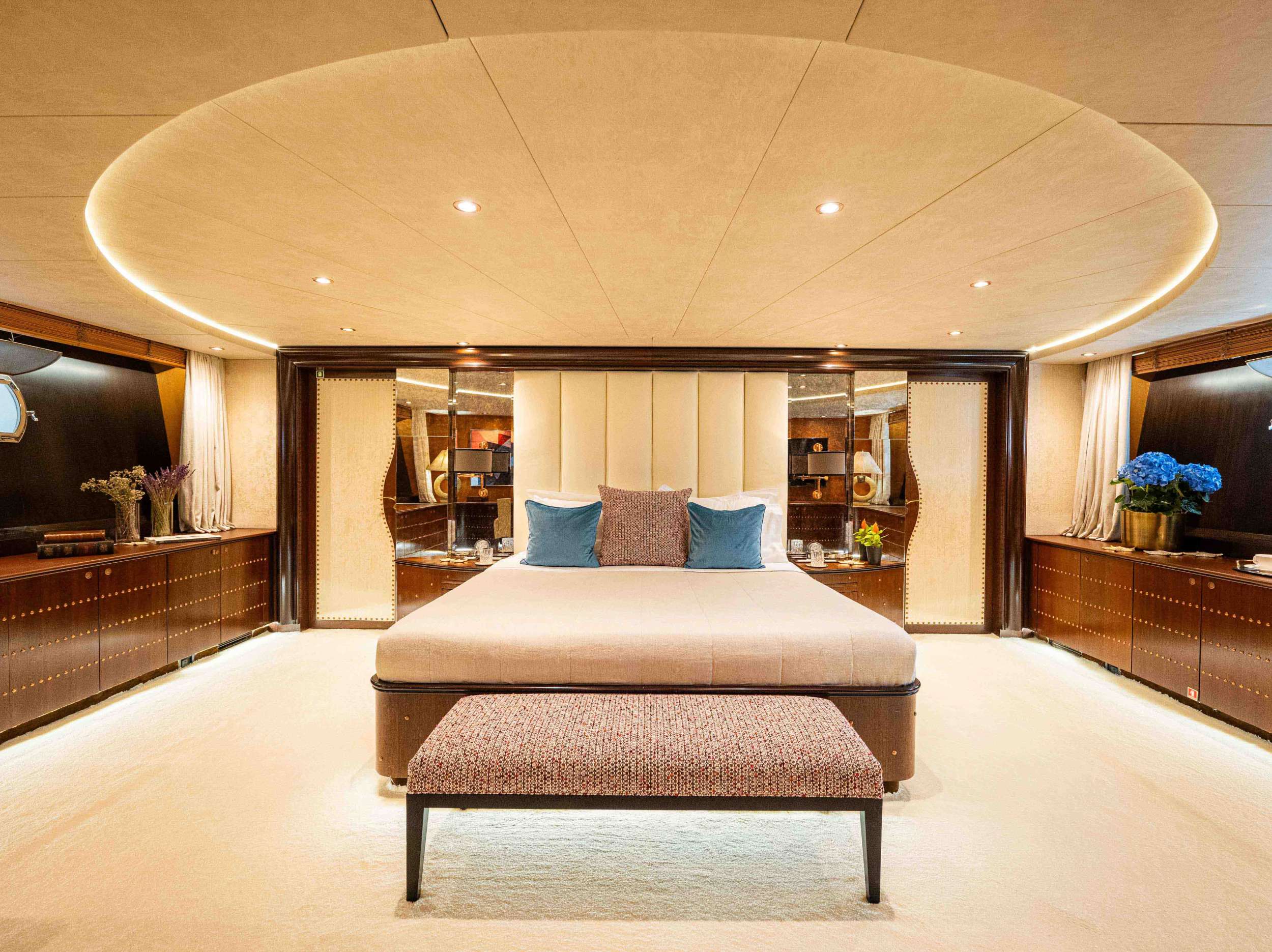 MOBIUS Cantieri di Pisa Akhir 125 - master cabin