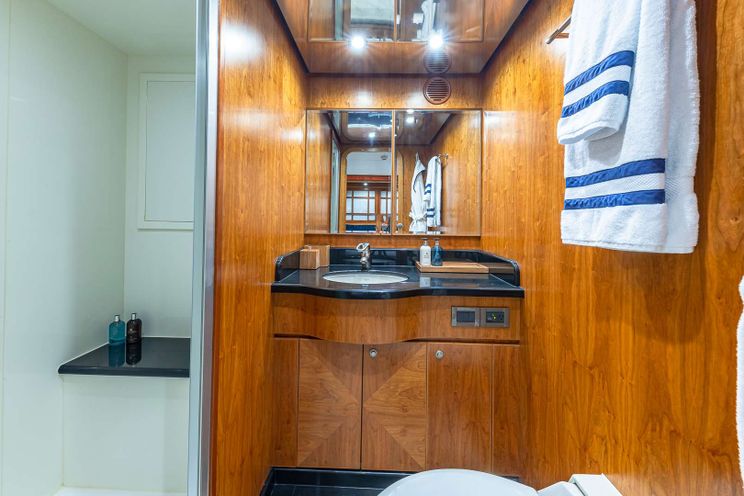Charter Yacht B HAPPY - Hargrave 103 - 4 Cabins - Nassau - Exumas - Bahamas