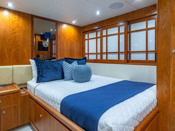 B HAPPY - Hargrave 103,VIP queen cabin B HAPPY - Hargrave 103,VIP queen cabin
