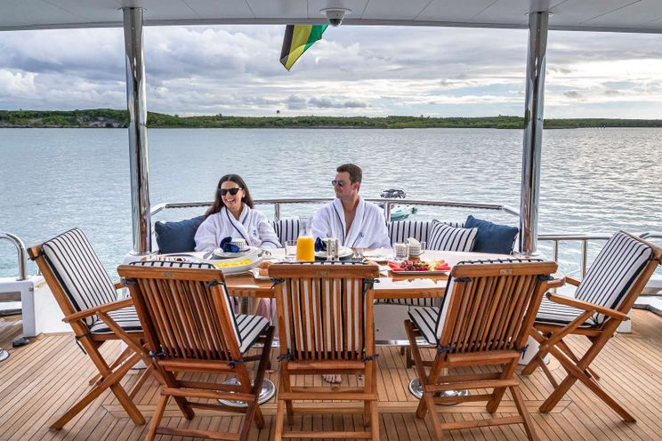 Charter Yacht B HAPPY - Hargrave 103 - 4 Cabins - Nassau - Exumas - Bahamas