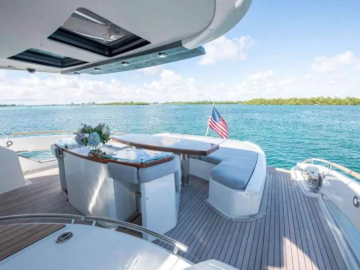 NEW LIFE - Lazzara 92,aft lounge and dining area NEW LIFE - Lazzara 92,aft lounge and dining area