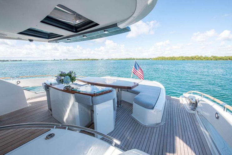 Charter Yacht NEW LIFE - Lazzara 92 - 4 Cabins - Nassau - Exumas - Bahamas