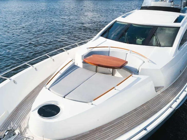 NEW LIFE - Lazzara 92,bow NEW LIFE - Lazzara 92,bow