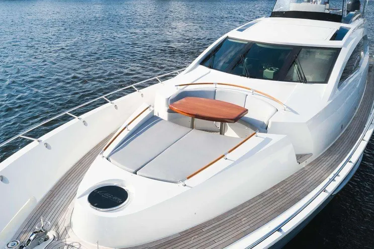 Charter Yacht NEW LIFE - Lazzara 92 - 4 Cabins - Nassau - Exumas - Bahamas