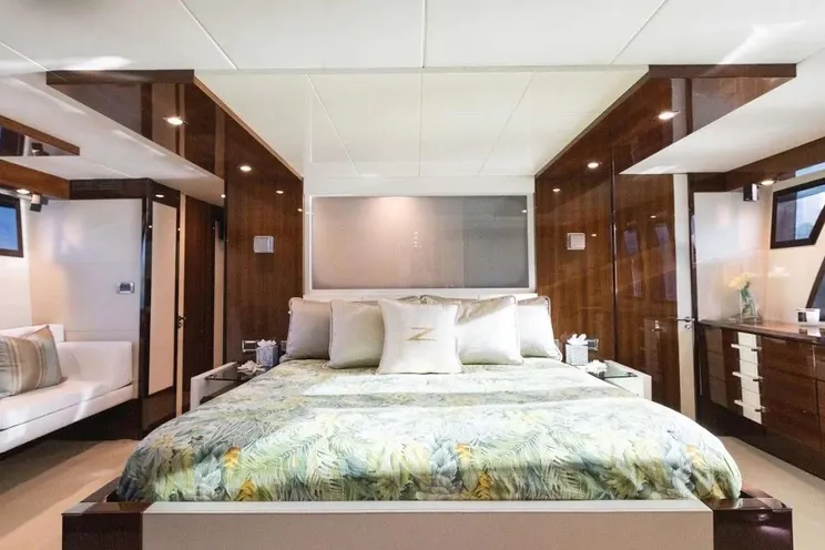 Charter Yacht NEW LIFE - Lazzara 92 - 4 Cabins - Nassau - Exumas - Bahamas