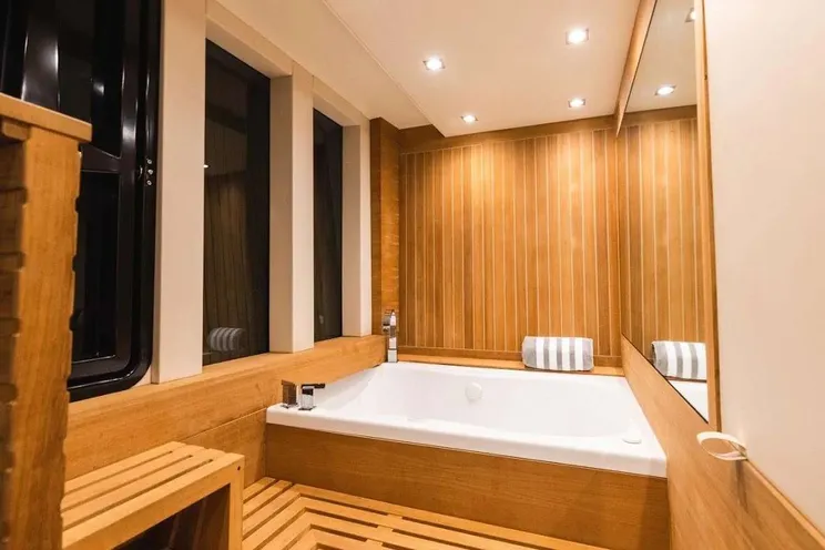 Charter Yacht NEW LIFE - Lazzara 92 - 4 Cabins - Nassau - Exumas - Bahamas