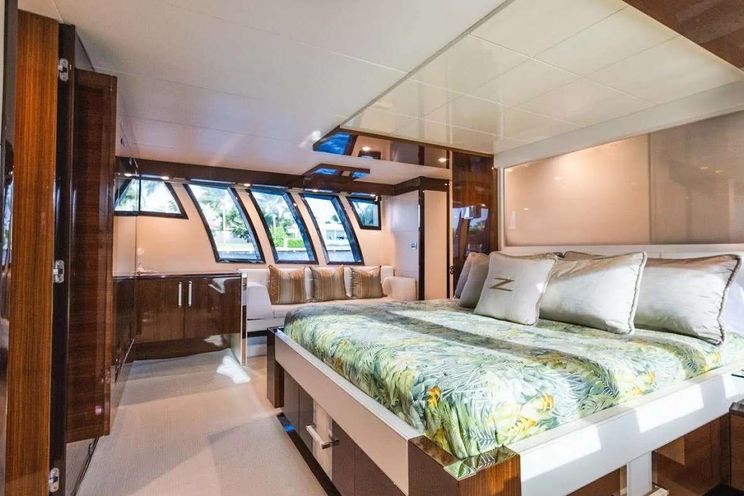 Charter Yacht NEW LIFE - Lazzara 92 - 4 Cabins - Nassau - Exumas - Bahamas