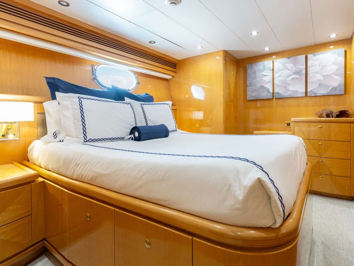 VITESSE Hargrave 100 VIP queen cabin 2 VITESSE Hargrave 100 VIP queen cabin 2
