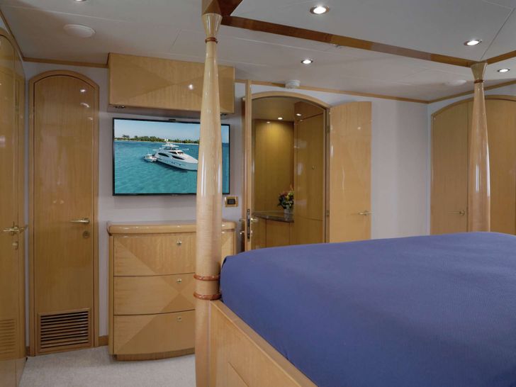 VITESSE Hargrave 100 master cabin bed with TV VITESSE Hargrave 100 master cabin bed with TV