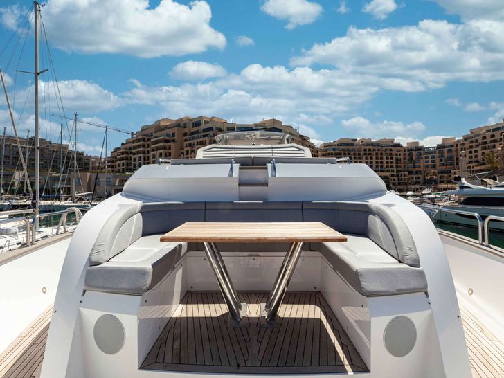 NEW EDGE Sunseeker 95 foredeck lounging area