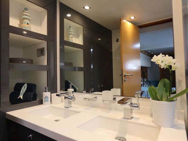 LIR Fountaine Pajot Victoria 67 - Master Ensuite LIR Fountaine Pajot Victoria 67 - Master Ensuite