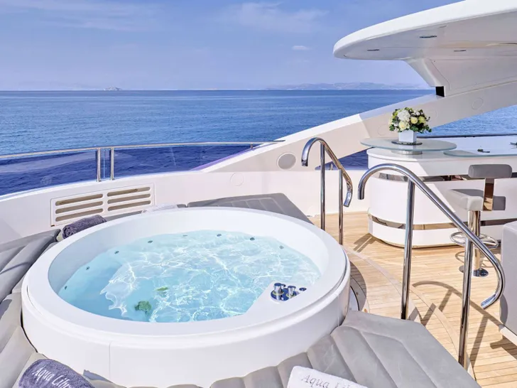 AQUA LIBRA Sunseeker 131 - sundeck jacuzzi AQUA LIBRA Sunseeker 131 - sundeck jacuzzi