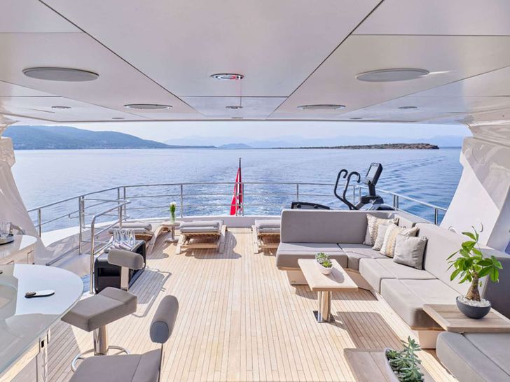 AQUA LIBRA Sunseeker 131 - sundeck bar lounge AQUA LIBRA Sunseeker 131 - sundeck bar lounge