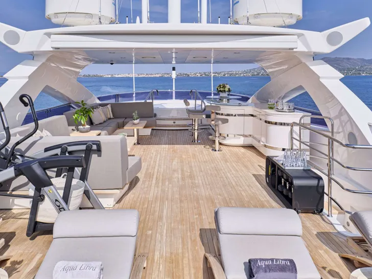 AQUA LIBRA Sunseeker 131 - sundeck AQUA LIBRA Sunseeker 131 - sundeck