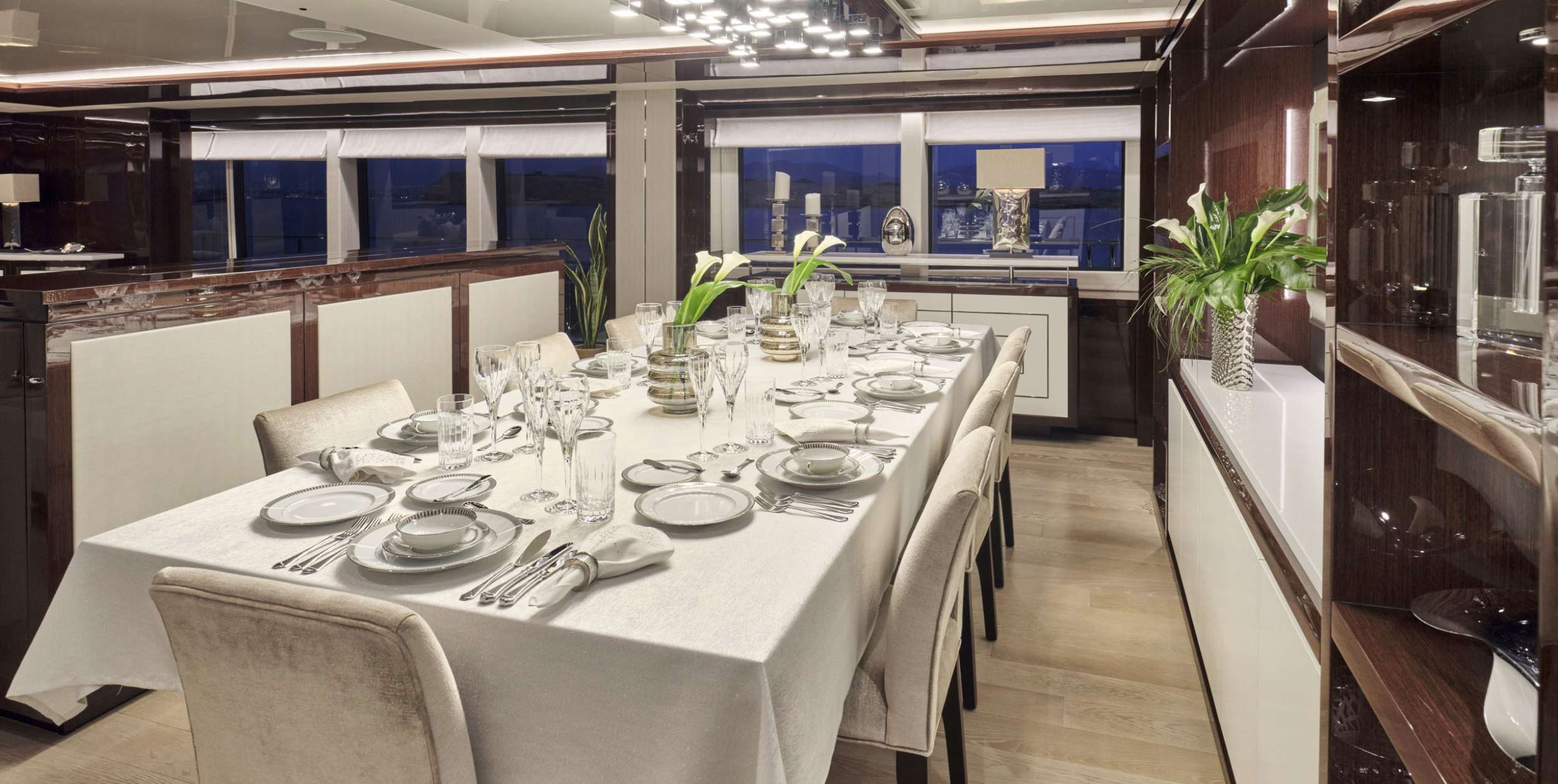 AQUA LIBRA Sunseeker 131 - main dining area