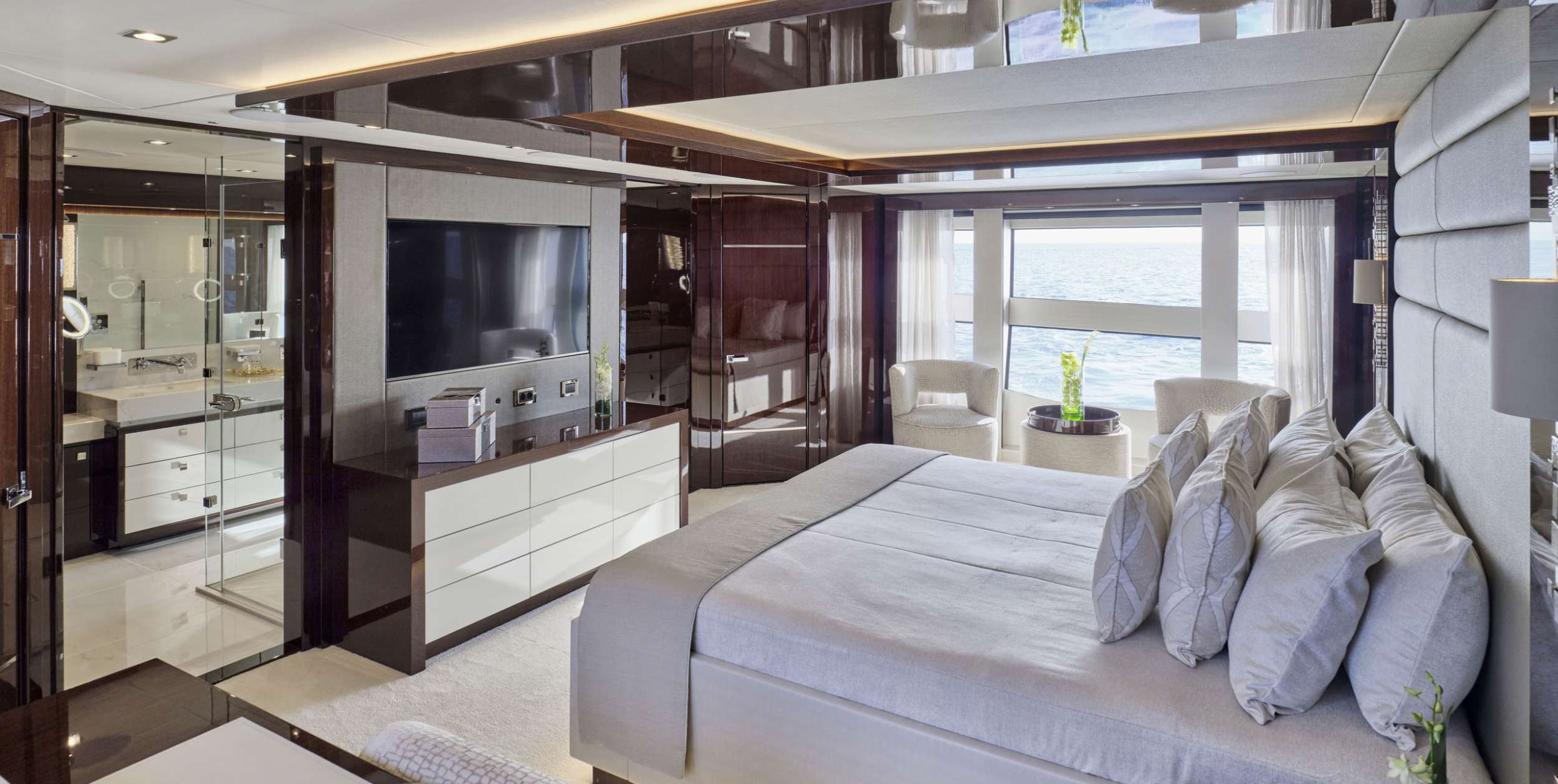 AQUA LIBRA Sunseeker 131 - master cabin