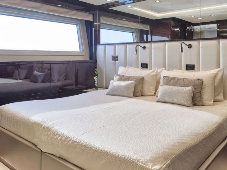 AQUA LIBRA Sunseeker 131 - VIP cabin convertible to twin AQUA LIBRA Sunseeker 131 - VIP cabin convertible to twin