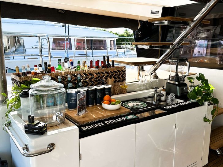 MARE BLU Lagoon 630 - Aft Deck Bar MARE BLU Lagoon 630 - Aft Deck Bar