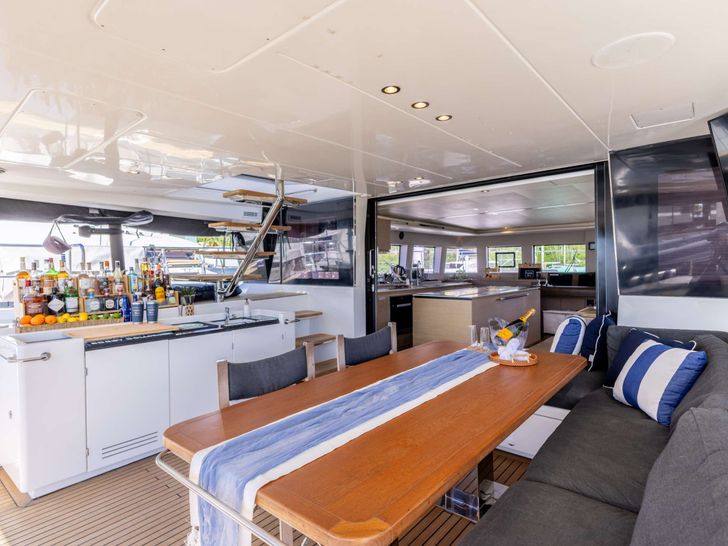 MARE BLU Lagoon 630 - Aft Dining and Bar MARE BLU Lagoon 630 - Aft Dining and Bar
