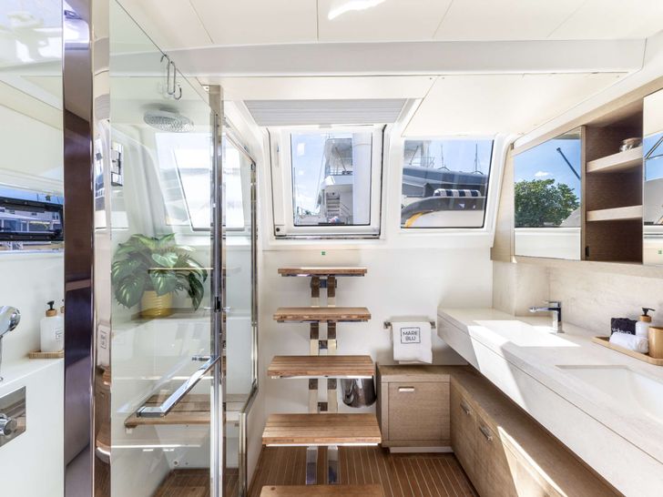 MARE BLU Lagoon 630 - Primary Cabin Bathroom MARE BLU Lagoon 630 - Primary Cabin Bathroom