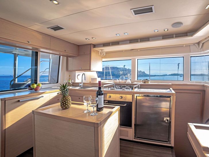 WHITE PEARL - galley WHITE PEARL - galley