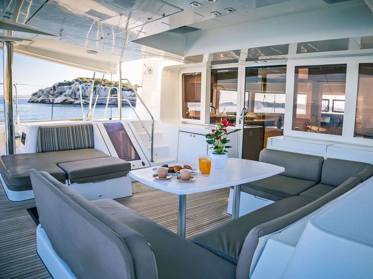 WHITE PEARL - aft deck panoramic shot WHITE PEARL - aft deck panoramic shot