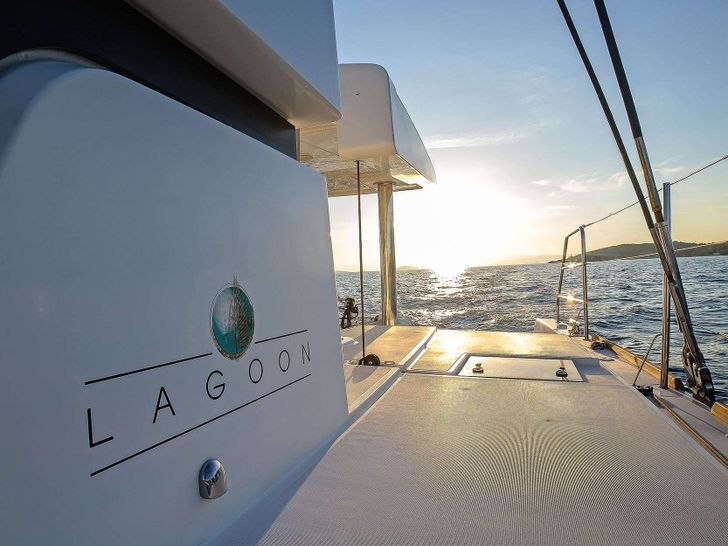 WHITE PEARL - sunset view by the stern WHITE PEARL - sunset view by the stern
